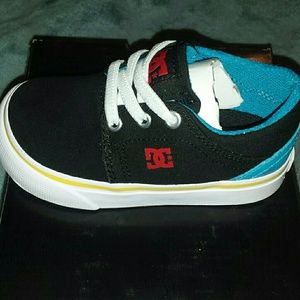 DC KIDS SNEAKERS SIZE 5